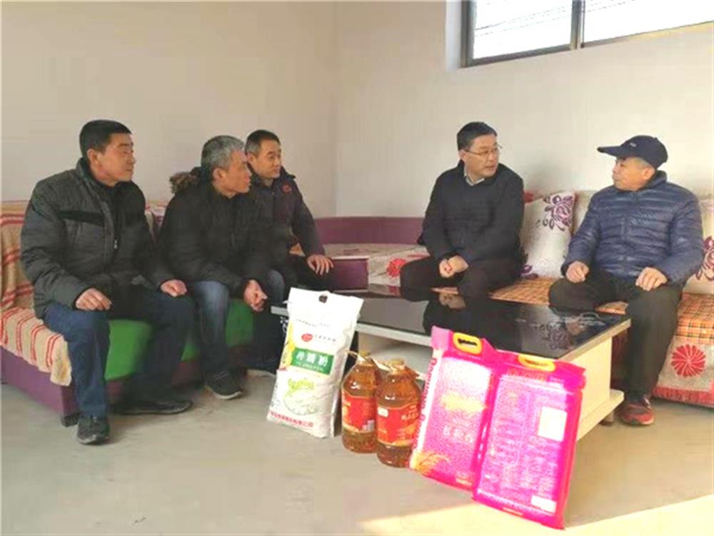永利集团88304节前走访慰问第一书记任职村困难群体